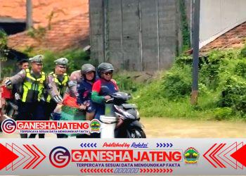 Polresta Pati Terjun Langsung Bantu Warga yang Terdampak Banjir di Jalur Pantura Batangan
