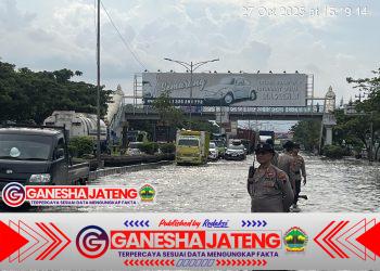Hari ke-6 Kaligawe Masih Digenangi Banjir, Polrestabes Semarang dan Polda Jateng Terus Bantu Warga