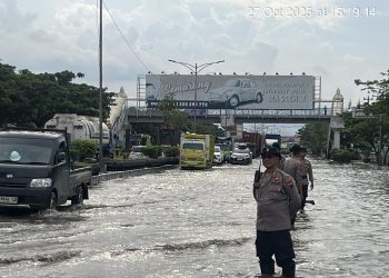Hari ke-6 Kaligawe Masih Digenangi Banjir, Polrestabes Semarang dan Polda Jateng Terus Bantu Warga