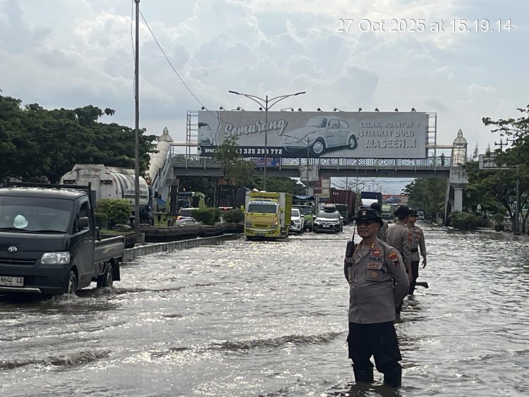 Hari ke-6 Kaligawe Masih Digenangi Banjir, Polrestabes Semarang dan Polda Jateng Terus Bantu Warga