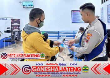 Petugas Regident Satlantas Polrestabes Semarang Bagikan Leaflet Panduan Pengurusan BPKB, Wujud Pelayanan Prima untuk Masyarakat