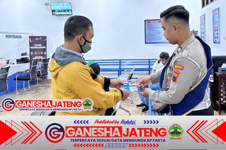 Petugas Regident Satlantas Polrestabes Semarang Bagikan Leaflet Panduan Pengurusan BPKB, Wujud Pelayanan Prima untuk Masyarakat