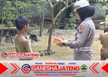 Satlantas Polres Rembang Gelar Bakti Sosial Bantuan Sembako Kepada Warga Terdampak Banjir Di Desa Tambak Agung Kaliori