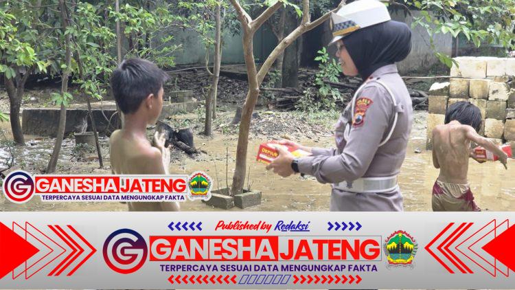 Satlantas Polres Rembang Gelar Bakti Sosial Bantuan Sembako Kepada Warga Terdampak Banjir Di Desa Tambak Agung Kaliori