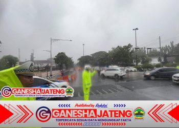Pelayanan Maksimal, Polisi Laksanakan Pengaturan Lalu Lintas di Tengah Hujan Lebat Semarang Pagi Ini