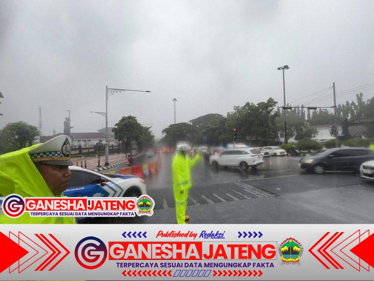 Pelayanan Maksimal, Polisi Laksanakan Pengaturan Lalu Lintas di Tengah Hujan Lebat Semarang Pagi Ini Pelayanan Maksimal, Polisi Laksanakan Pengaturan Lalu Lintas di Tengah Hujan Lebat Semarang Pagi Ini