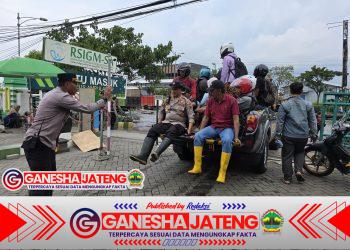 Hari ke-6 Kaligawe Masih Digenangi Banjir, Polrestabes Semarang dan Polda Jateng Terus Bantu Warga