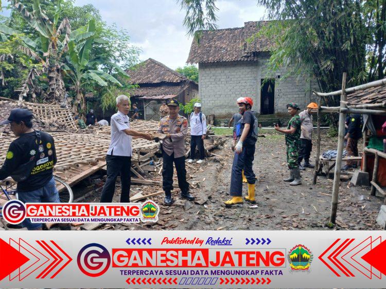 Polsek Trucuk dan Relawan Evakuasi Rumah Roboh di Klaten, Tak Ada Korban Jiwa