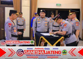 Kapolri Pimpin Sertijab, Kapolda Lampung Irjen Pol Helmy Santika Serahkan Tongkat Komando Kepada Irjen Pol Helfi Assegaf Kapolri Pimpin Sertijab, Kapolda Lampung Irjen Pol Helmy Santika Serahkan Tongkat Komando Kepada Irjen Pol Helfi Assegaf