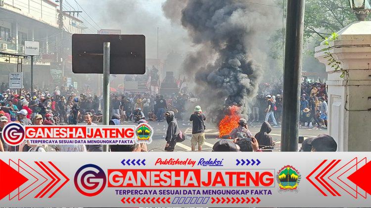 Sempat Bakar Ban di Samping Alun-Alun Pati, Massa Pro Pemakzulan Diminta Polisi Tetap Tertib Sempat Bakar Ban di Samping Alun-Alun Pati, Massa Pro Pemakzulan Diminta Polisi Tetap Tertib