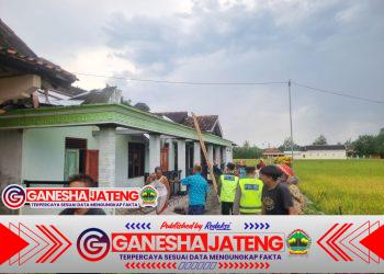 Polres Klaten Mengajak Warga Masyarakat Untuk Mengadakan Kerja Bhakti dan Gotong Royong Pasca Terjadi Hujan Lebat dan Sertai Angin Musim Penghujan Polres Klaten Mengajak Warga Masyarakat Untuk Mengadakan Kerja Bhakti dan Gotong Royong Pasca Terjadi Hujan Lebat dan Sertai Angin Musim Penghujan