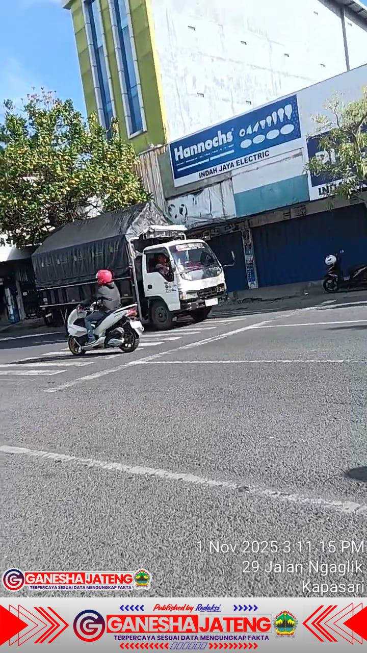Truck Lawan Arus di Jalan Ngaglik, Satlantas Polrestabes Surabaya Dituding Lalai Saat Jam Rawan Macet Truck Lawan Arus di Jalan Ngaglik, Satlantas Polrestabes Surabaya Dituding Lalai Saat Jam Rawan Macet