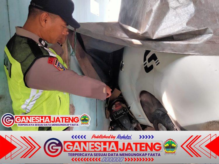 Diduga Microsleep, Avanza Tabrak Bengkel di Kedungwuni, Dua Kendaraan Rusak Berat Diduga Microsleep, Avanza Tabrak Bengkel di Kedungwuni, Dua Kendaraan Rusak Berat