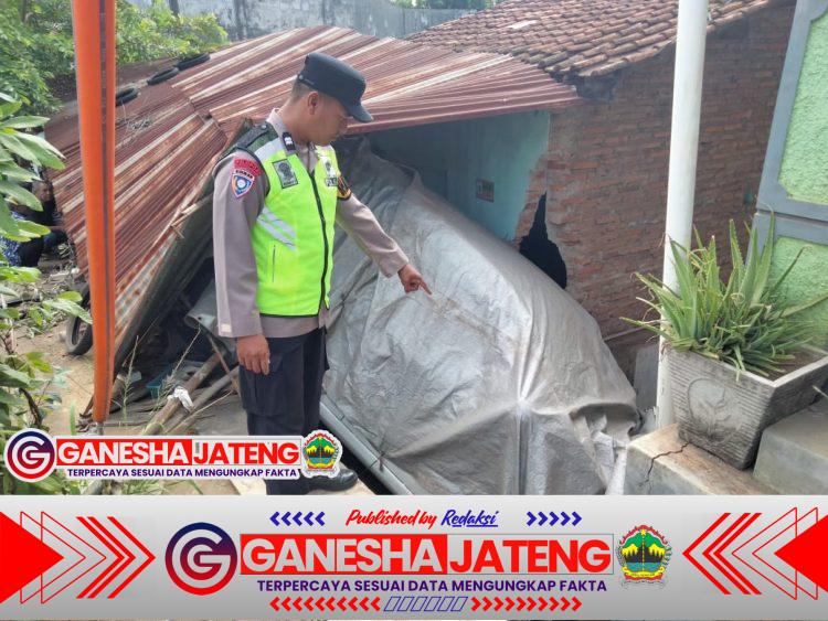 Diduga Microsleep, Avanza Tabrak Bengkel di Kedungwuni, Dua Kendaraan Rusak Berat