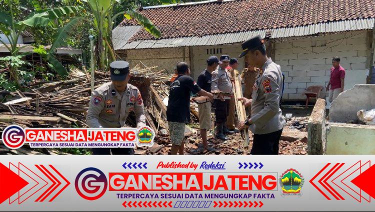 Polres Kebumen Salurkan Bantuan untuk Korban Rumah Roboh di Rowokele