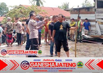Aksi Sigap Kapolsek Lawe Alas Bersama Personel dan Warga Padamkan Kebakaran di Desa Batu Hamparan