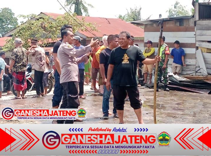 Aksi Sigap Kapolsek Lawe Alas Bersama Personel dan Warga Padamkan Kebakaran di Desa Batu Hamparan Aksi Sigap Kapolsek Lawe Alas Bersama Personel dan Warga Padamkan Kebakaran di Desa Batu Hamparan