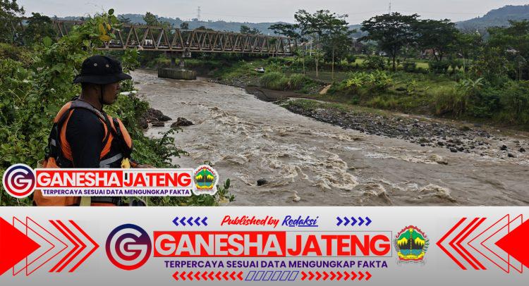 Air Tenang Berubah Maut: 6 Mahasiswa KKN UIN Walisongo Terseret Banjir Bandang di Kendal, 3 Tewas, 3 Belum Ditemukan Air Tenang Berubah Maut: 6 Mahasiswa KKN UIN Walisongo Terseret Banjir Bandang di Kendal, 3 Tewas, 3 Belum Ditemukan