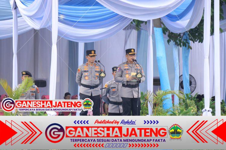 Diiringi Rintik Hujan, Irjen Helmy Santika Serahkan Pataka Polda Lampung “Wira Bhakti Ruwa Jurai” Diiringi Rintik Hujan, Irjen Helmy Santika Serahkan Pataka Polda Lampung “Wira Bhakti Ruwa Jurai”