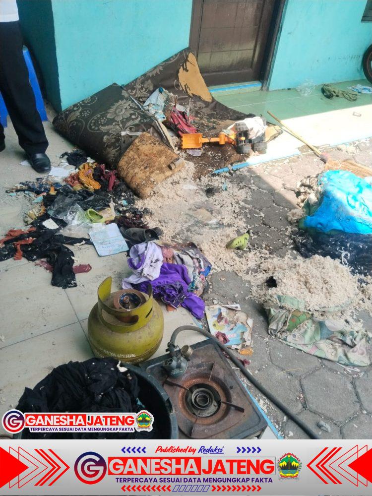 Diduga Akibat Kebocoran Gas LPG, Satu Keluarga Jadi Korban. Polisi Gelar Olah TKP! Diduga Akibat Kebocoran Gas LPG, Satu Keluarga Jadi Korban. Polisi Gelar Olah TKP!