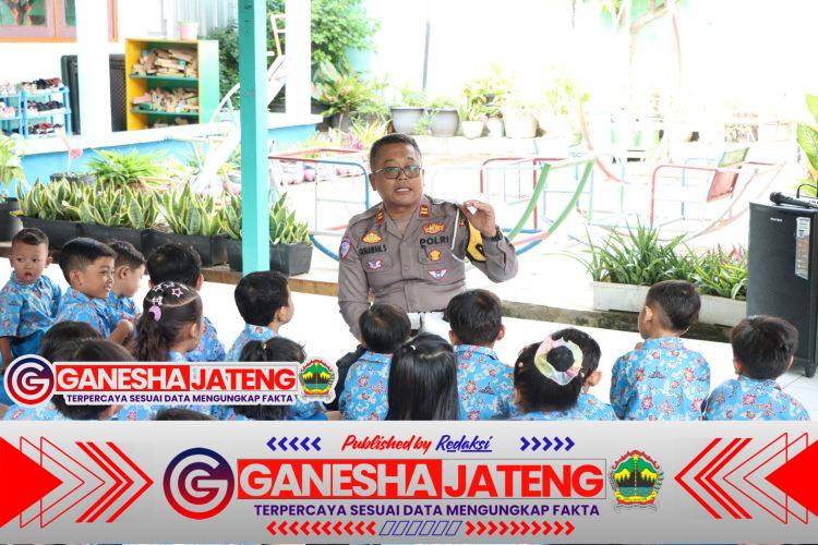Polisi Sambangi TK Bhayangkari Pati, Anak-Anak Diajak Belajar Tertib Lalu Lintas Sejak Dini Polisi Sambangi TK Bhayangkari Pati, Anak-Anak Diajak Belajar Tertib Lalu Lintas Sejak Dini