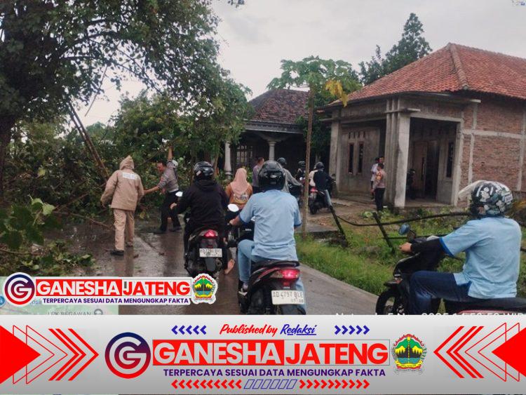 Respon Cepat, SPKT Polsek Masaran Evakuasi Pohon Tumbang yang Timpa Rumah Warga di Sragen Respon Cepat, SPKT Polsek Masaran Evakuasi Pohon Tumbang yang Timpa Rumah Warga di Sragen