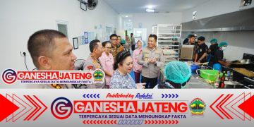 Kapolri dan Ketua Komisi IV DPR Tinjau SPPG YKB Polres Karanganyar, Dukung Penuh Program MBG Kapolri dan Ketua Komisi IV DPR Tinjau SPPG YKB Polres Karanganyar, Dukung Penuh Program MBG