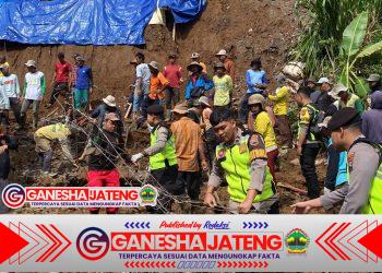 Sinergi Polres Temanggung dan Masyarakat Bersihkan Material Longsor Di Bulu, Contoh Nyata Dari Semangat Kebersamaan Sinergi Polres Temanggung dan Masyarakat Bersihkan Material Longsor Di Bulu, Contoh Nyata Dari Semangat Kebersamaan