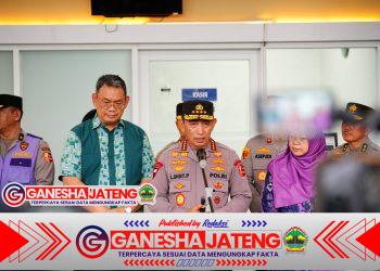 Kapolri Listyo Sigit Kunjungi Korban Ledakan SMAN 72 di RSI Cempaka Putih