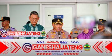 Kapolri Listyo Sigit Kunjungi Korban Ledakan SMAN 72 di RSI Cempaka Putih Kapolri Listyo Sigit Kunjungi Korban Ledakan SMAN 72 di RSI Cempaka Putih