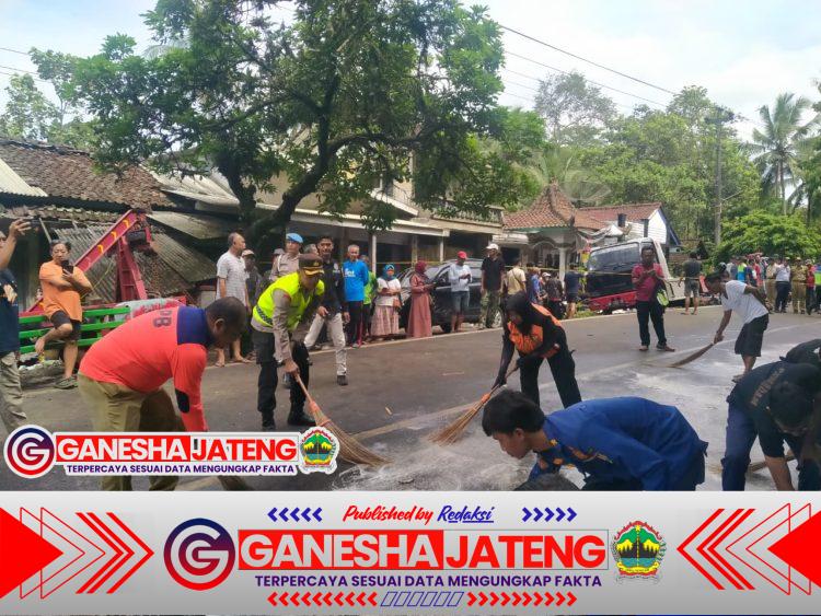 Aksi Sigap Kapolres Purworejo Turun Tangan Bersihkan Solar Tumpah Pasca-Kecelakaan Maut di Bener Aksi Sigap Kapolres Purworejo Turun Tangan Bersihkan Solar Tumpah Pasca-Kecelakaan Maut di Bener