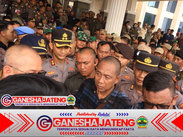Aksi Unjuk Rasa Guncang Tulang Bawang! Kapolres Tulang Bawang : Polisi Hadir Redakan Panasnya Aspirasi Rakyat Aksi Unjuk Rasa Guncang Tulang Bawang! Kapolres Tulang Bawang : Polisi Hadir Redakan Panasnya Aspirasi Rakyat