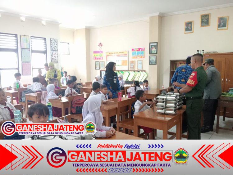 Serka Sudiyono Bantu Pendistribusian Program Pemerintah Makanan Bergizi Gratis (MBG) di SDN 59 Joyotakan