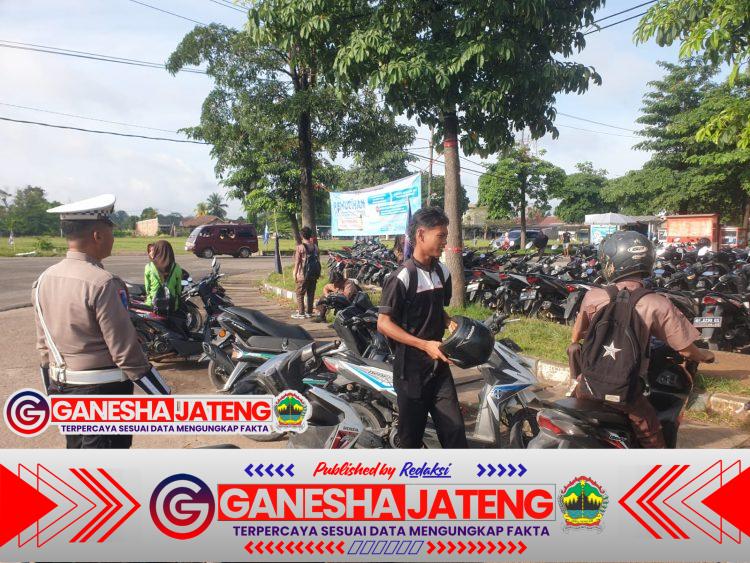 Polres Tulang Bawang Barat Gelar Pam Rawan Pagi di Titik Rawan Kemacetan dan Sekolah serta Membantu Kelancaran Masyarakat yang Akan Beraktivitas Polres Tulang Bawang Barat Gelar Pam Rawan Pagi di Titik Rawan Kemacetan dan Sekolah serta Membantu Kelancaran Masyarakat yang Akan Beraktivitas