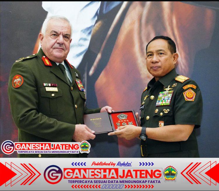 Kerja Sama Militer RI–Yordania Menguat, Panglima TNI Terima Kunjungan Kehormatan Mayor Jenderal Al Hnaity Kerja Sama Militer RI–Yordania Menguat, Panglima TNI Terima Kunjungan Kehormatan Mayor Jenderal Al Hnaity