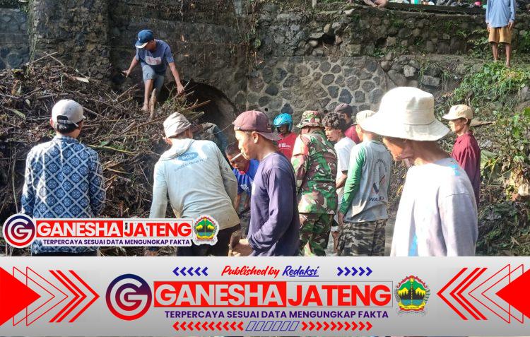 Cegah Banjir Babinsa dan Warga Gotong Royong Bersihkan Jembatan Tersumbat Sampah Cegah Banjir Babinsa dan Warga Gotong Royong Bersihkan Jembatan Tersumbat Sampah