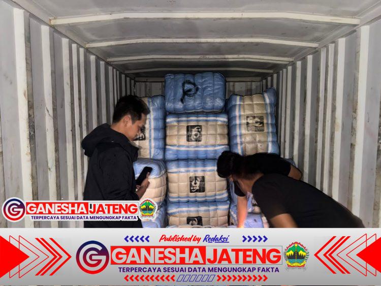 Polisi Bongkar Sindikat Balpres di Jakarta, 207 Bal Pakaian Bekas Impor Disita Polisi Bongkar Sindikat Balpres di Jakarta, 207 Bal Pakaian Bekas Impor Disita