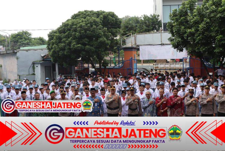 Kapolrestabes Semarang Pimpin “Police Goes to School” di SMK Muhammadiyah 2 Semarang, Ajak Pelajar Jauhi Kenakalan Remaja Kapolrestabes Semarang Pimpin “Police Goes to School” di SMK Muhammadiyah 2 Semarang, Ajak Pelajar Jauhi Kenakalan Remaja