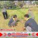 Babinsa Gotong Royong Rapikan Rumput Lapangan, Upaya Menciptakan Lingkungan yang Bersih dan Rapi