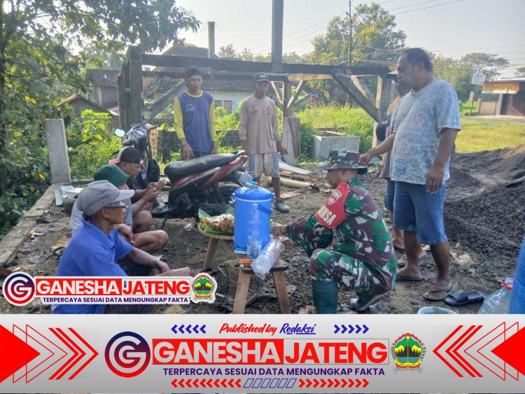 Wujud Nyata Kemanunggalan TNI dan Rakyat, Babinsa Koramil Simo Bantu Warga Bangun Rumah Wujud Nyata Kemanunggalan TNI dan Rakyat, Babinsa Koramil Simo Bantu Warga Bangun Rumah