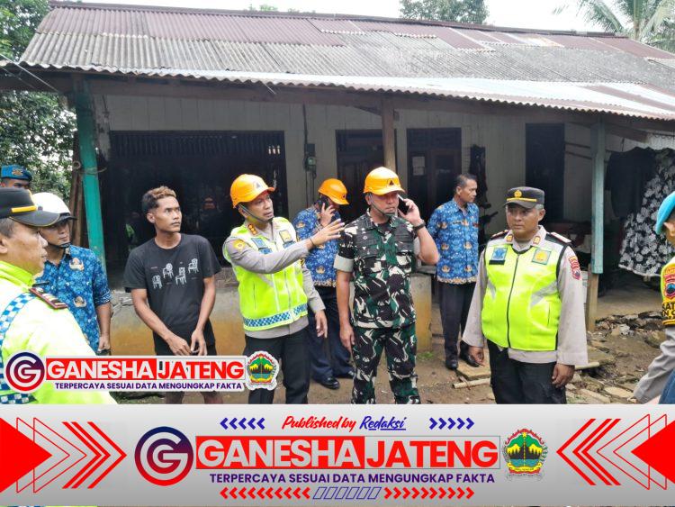 Kapolresta Dan Forkompimda Banyumas Tinjau Pengungsian Pastikan Penanganan Warga Terdampak Tanah Bergerak Di Sumpiuh Kapolresta Dan Forkompimda Banyumas Tinjau Pengungsian Pastikan Penanganan Warga Terdampak Tanah Bergerak Di Sumpiuh