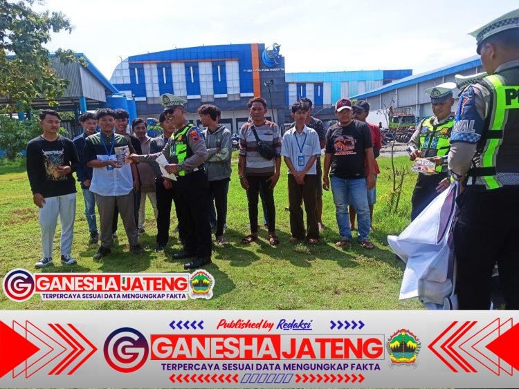Banner Keselamatan Bermunculan di Jalan Pati–Kudus! Ternyata Ini Gerakan Besar Polantas yang Bikin Warga Kaget Banner Keselamatan Bermunculan di Jalan Pati–Kudus! Ternyata Ini Gerakan Besar Polantas yang Bikin Warga Kaget