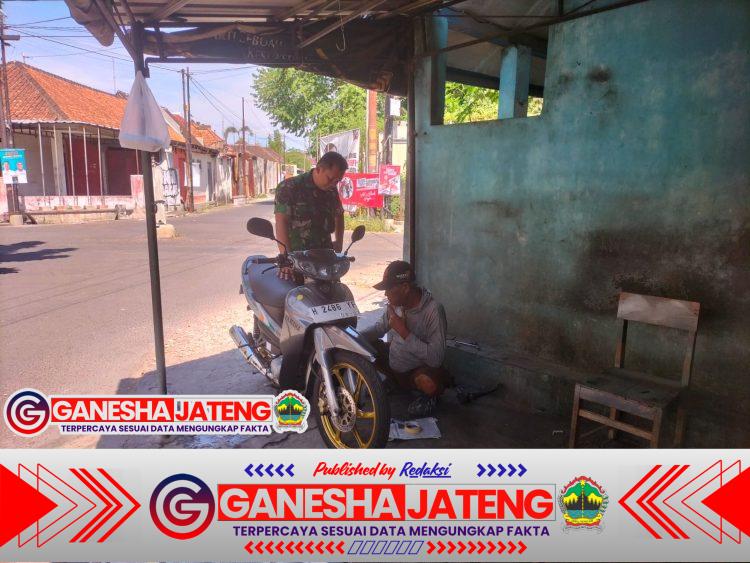 Tukang Tambal Ban Jadi Incaran dan Sasaran Komsosnya Babinsa Kemlayan Tukang Tambal Ban Jadi Incaran dan Sasaran Komsosnya Babinsa Kemlayan