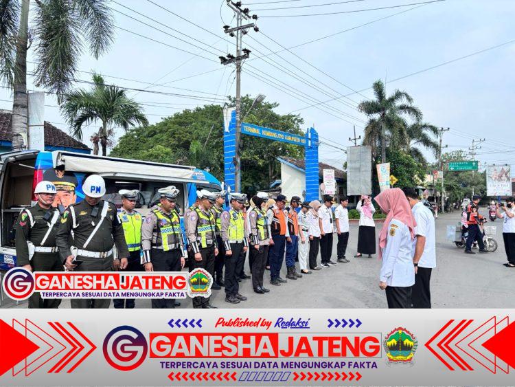 Dapat Hadiah di Jalan? Aksi Simpatik Satlantas Polresta Pati Bikin Warga Senyum Sepanjang Pagi!