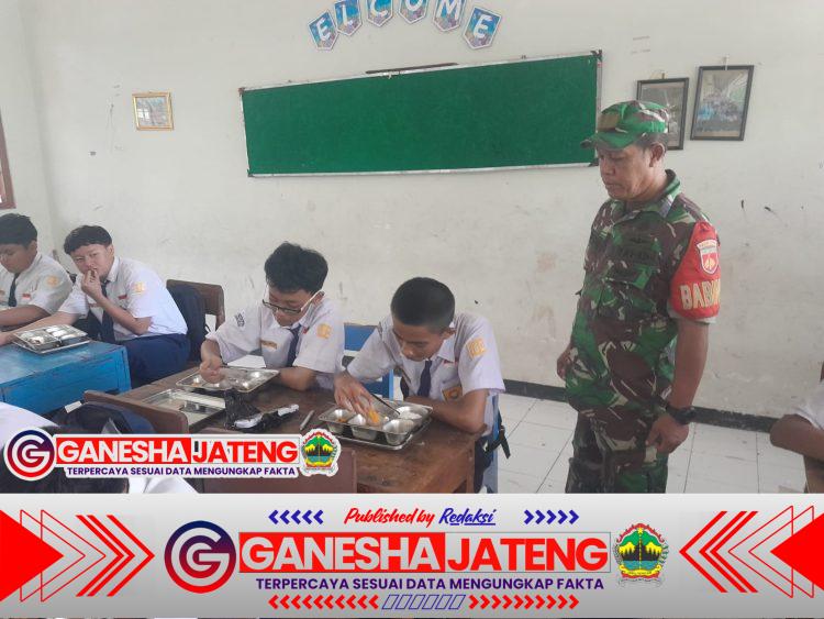 Babinsa Joyotakan Terjun Langsung, Pendistribusian Program Makanan Bergizi Gratis (MBG) Babinsa Joyotakan Terjun Langsung, Pendistribusian Program Makanan Bergizi Gratis (MBG)