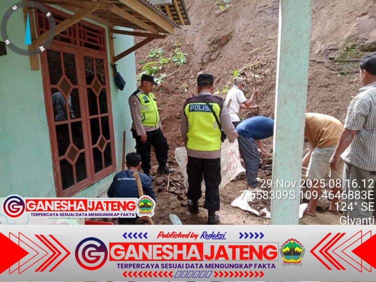 Tanah Longsor Terjadi di Giyanti Rowokele, Polisi dan Warga Lakukan Penanganan Awal Tanah Longsor Terjadi di Giyanti Rowokele, Polisi dan Warga Lakukan Penanganan Awal