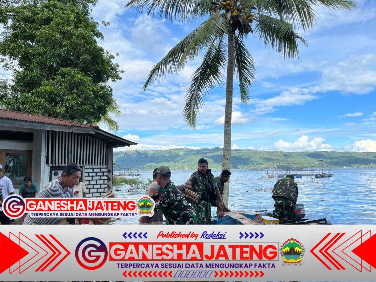 Banjir Putuskan Akses, TNI Tempuh 12 Mil Lalui Danau Singkarak Salurkan Bantuan Banjir Putuskan Akses, TNI Tempuh 12 Mil Lalui Danau Singkarak Salurkan Bantuan