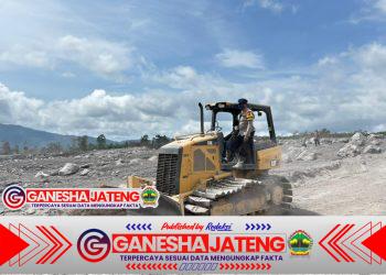 Polda Jatim Libatkan Personel Gabungan Perbaiki Tanggul Sungai di Curah Kobokan Lumajang