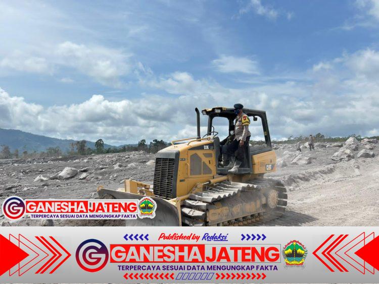 Polda Jatim Libatkan Personel Gabungan Perbaiki Tanggul Sungai di Curah Kobokan Lumajang