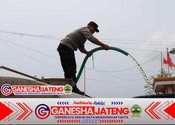 Polres Sumenep Salurkan Bantuan Air Bersih untuk Warga Desa Pinggirpapas